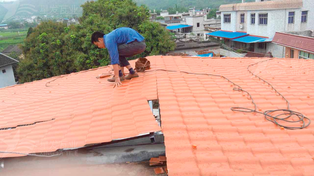 屋顶铺设安装合成树脂瓦时，牢牢记住这3点，就不怕屋顶出问题！